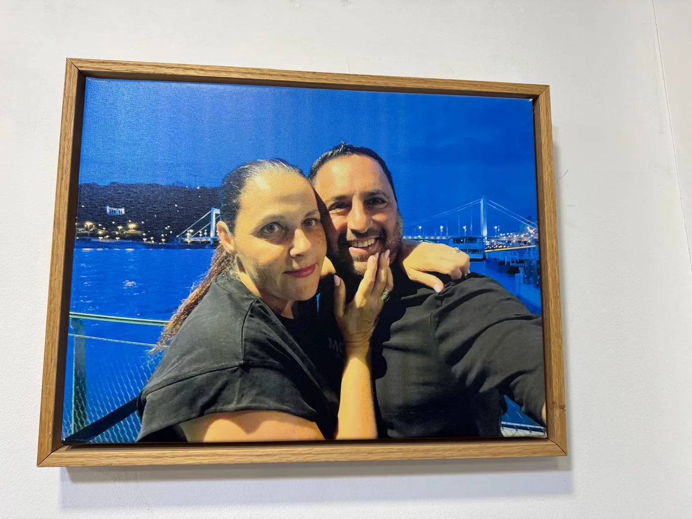 הדפסה על קנבס של תמונת זוג בלילה על גשר, במסגרת עץ צפה — מתנה ליום האהבה
