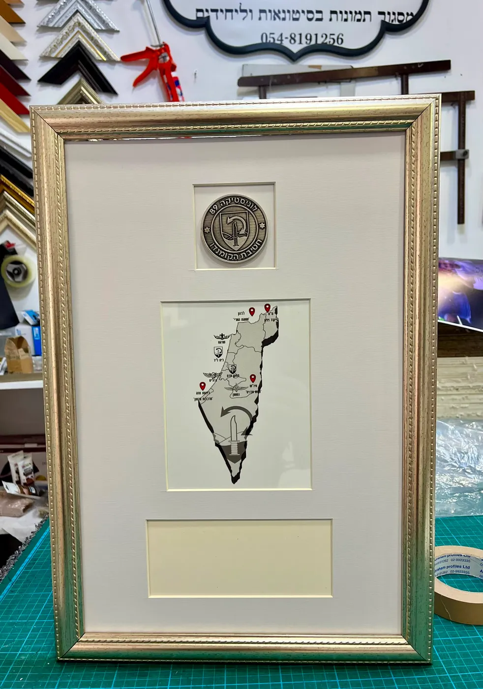מסגור מדליון צבאי ומפת ישראל בקופסת תצוגה עם פספרטו