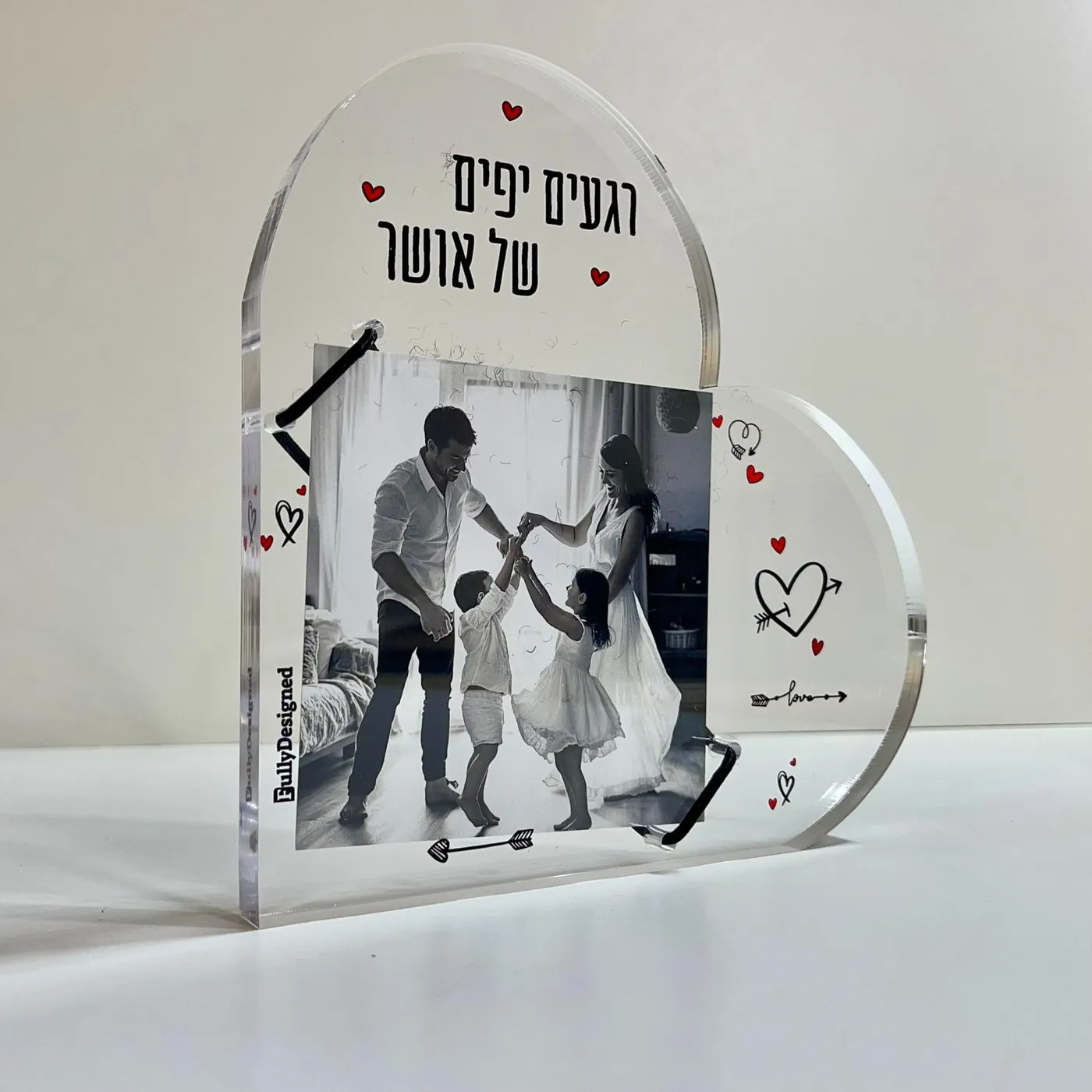 מעמד אקריל בצורת לב עם תמונה וכיתוב "רגעים יפים של אושר" — מתנה ליום האהבה