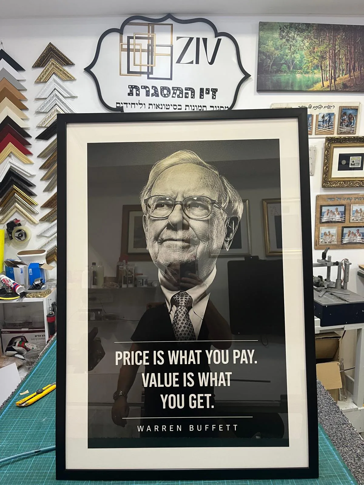 תמונת מוטיבציה ממוסגרת של וורן באפט במסגרת שחורה עם פספרטו לבן
